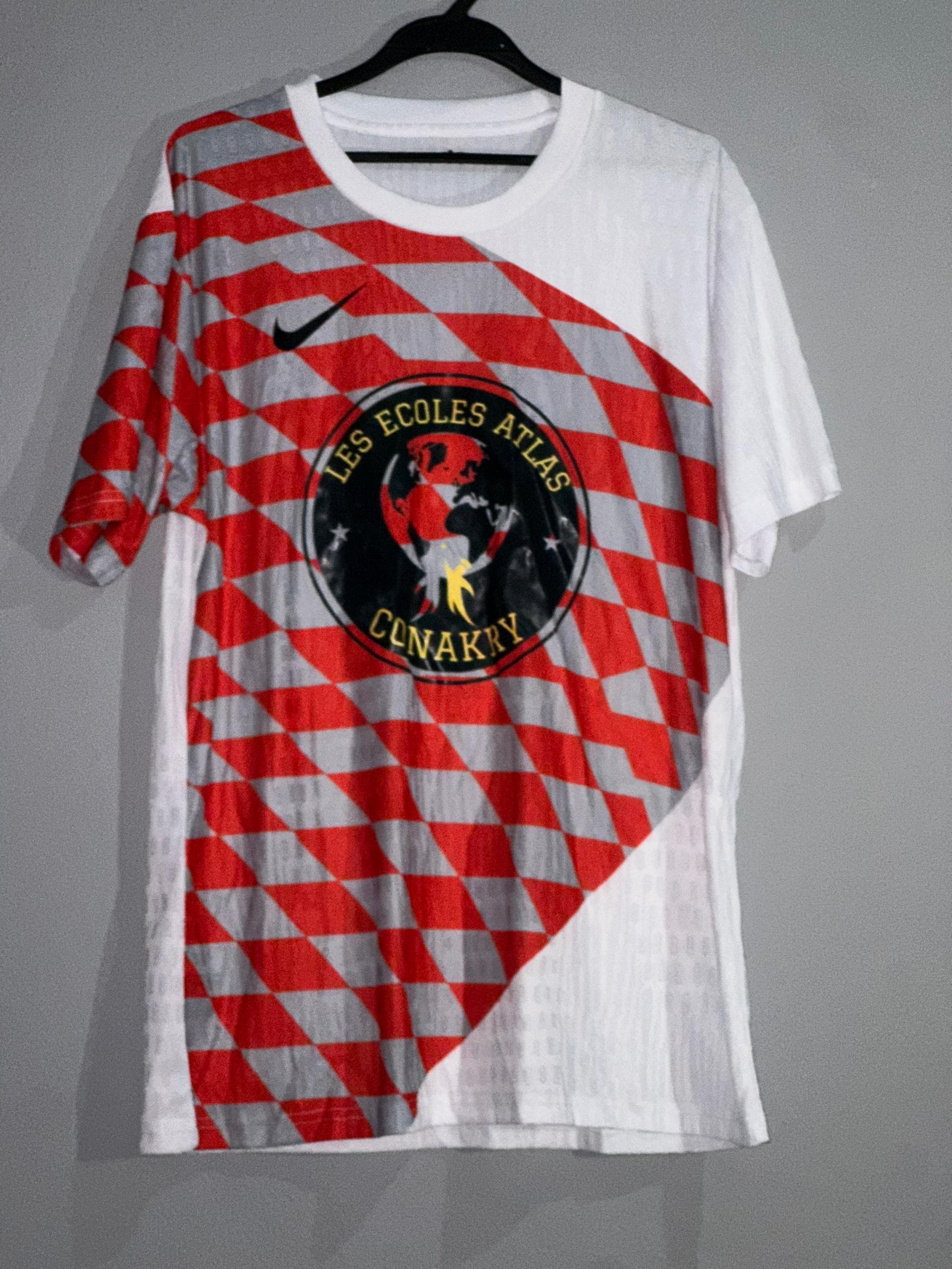 Maillot rouge personnalisé pour Les Écoles Atlas de Conakry