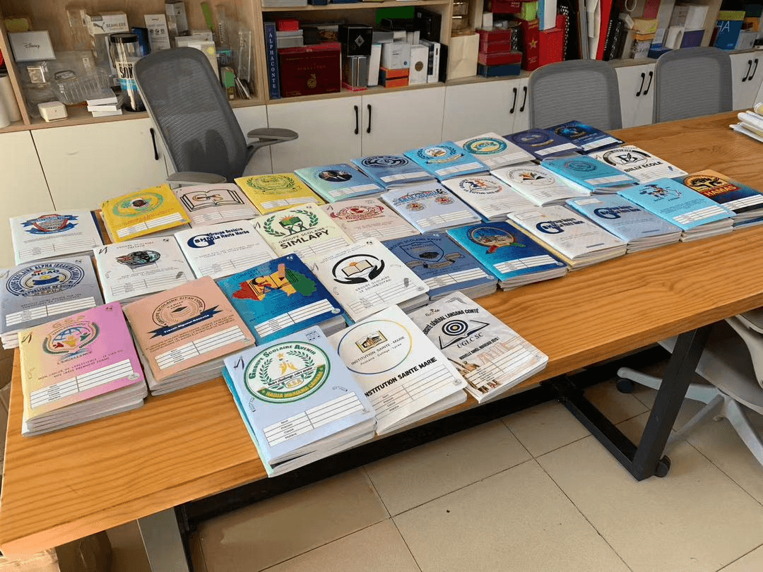 Vue d’ensemble des cahiers personnalisés produits pour plusieurs écoles